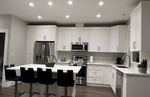 Langford House | Quiet Bright Luxurious & Clean Private Modern Suite with free Parking & A/C