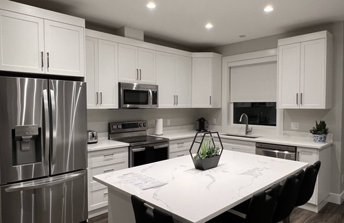 Langford House | Quiet Bright Luxurious & Clean Private Modern Suite with free Parking & A/C