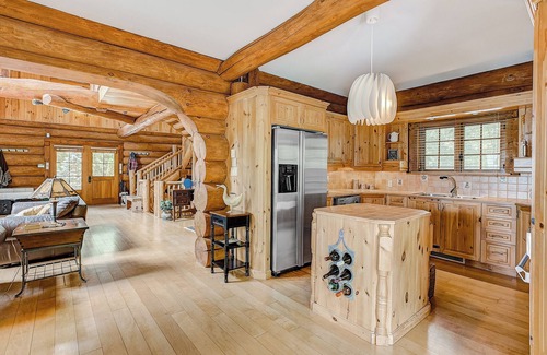 Saint-Andre-d'Argenteuil Ski Chalet | Quiet Escape in a Log cabin Overlooking the Bay. Hottub, Nature and Tranquility.