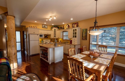 Nordegg Cabin | Quiet Cabin in the Mountains with a hot tub, CookHouse & all you need in nature!
