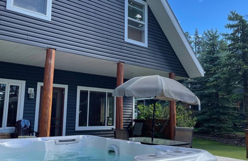 Nordegg Cabin | Quiet Cabin in the Mountains with a hot tub, CookHouse & all you need in nature!