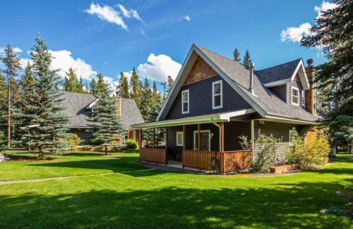 Nordegg Cabin | Quiet Cabin in the Mountains with a hot tub, CookHouse & all you need in nature!
