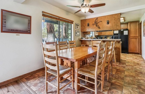 Montgomery Estates House | Quiet Cabin in Montgmery Estates with Large Backyard only minutes from the Epicenter of Tahoe!