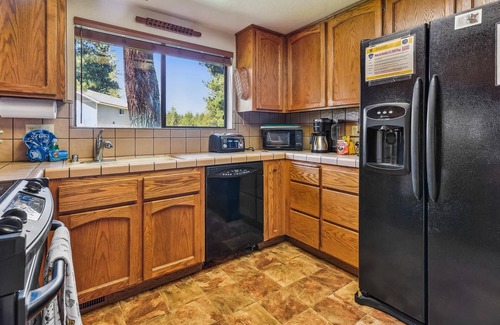 Montgomery Estates House | Quiet Cabin in Montgmery Estates with Large Backyard only minutes from the Epicenter of Tahoe!