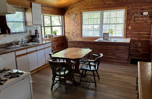 Murphysboro Cabin | Quiet cabin on the lake! 5 minutes from many outdoor adventures and SIUC!