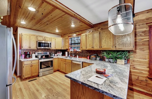 Tuskahoma Cabin | Quiet Cabin w/Hot Tub and a View