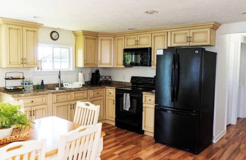 Oaks Corners Cottage | Quiet/charming 2-bedroom Sunset-Lake view cottage lovely Seneca lake, wine trail