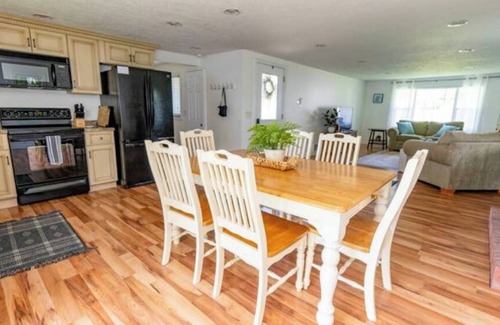 Oaks Corners Cottage | Quiet/charming 2-bedroom Sunset-Lake view cottage lovely Seneca lake, wine trail