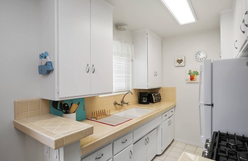 West Newport Apartment | Quiet, Charming, Great Value @ The Beach, 2 Blocks to Sand, BBQ, w/AC