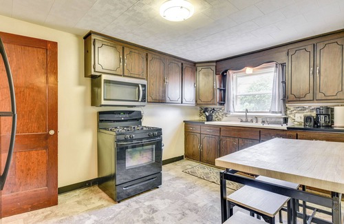 Cheektowaga House | Quiet Cheektowaga Retreat: 23 Mi to Niagara Falls!