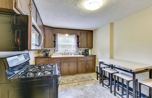 Cheektowaga House | Quiet Cheektowaga Retreat: 23 Mi to Niagara Falls!