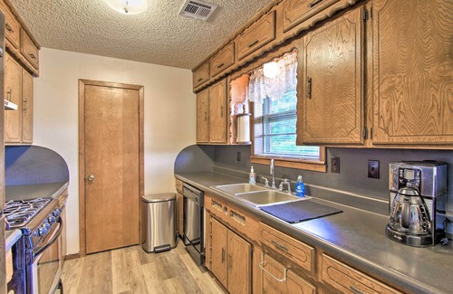 Clayton House | Quiet Clayton Home w/Mountain Views 4 Mi to Lake!