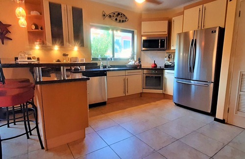 Gold Coast House | Quiet, Clean & Modern Townhouse at Gold Coast with 'Welcome Breakfast kit' incl.