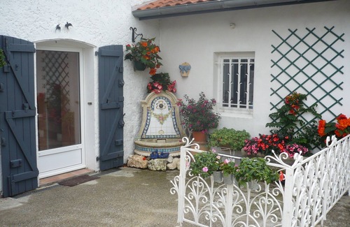 Saint-Laurent-de-Gosse Apartment | Quiet country setting, duplex apartment in renovated farmhouse