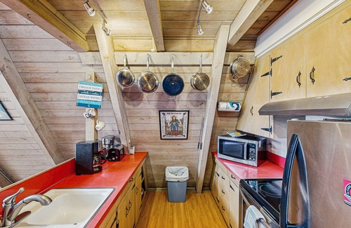 Neskowin House | Quiet Coastal Cabin Home with Private Hot Tub - Less Than a Block From Beach