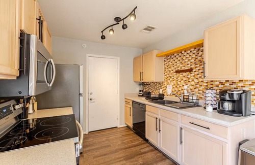 Mckinney Park East House | Quiet Comfort-Parking & Patio WiFi WD