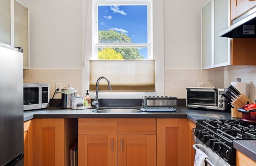 Upper Telegraph House | Quiet, Comfortable, Clean. Turnkey & Easy Access to SF, Berkeley, Oakland