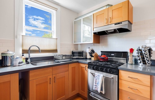 Upper Telegraph House | Quiet, Comfortable, Clean. Turnkey & Easy Access to SF, Berkeley, Oakland