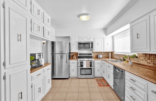 Biggs Field House | Quiet Comfortable Retro 3 bedroom near Airport
