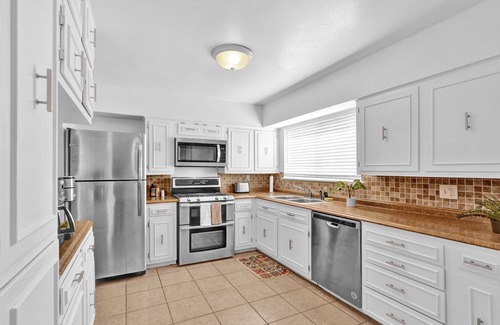 Biggs Field House | Quiet Comfortable Retro 3 bedroom near Airport