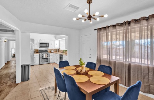 Biggs Field House | Quiet Comfortable Retro 3 bedroom near Airport