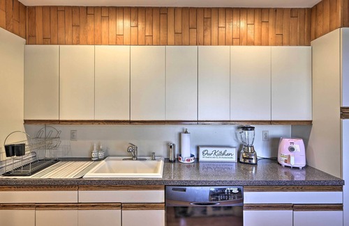 Commack Cottage | Quiet Commack Cottage w/Pool, 8 Mi to Beach!