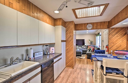 Commack Cottage | Quiet Commack Cottage w/Pool, 8 Mi to Beach!