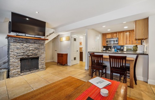 Lake Forest Condo | Quiet Condo Retreat #62 Lake Forest Glen