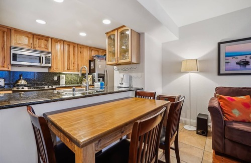 Lake Forest Condo | Quiet Condo Retreat #62 Lake Forest Glen