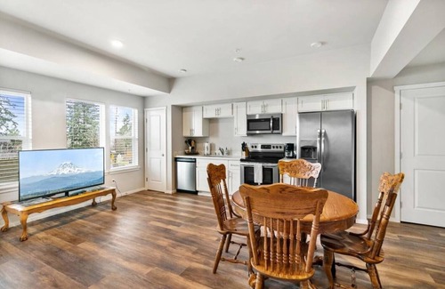 Eastside Condo | Quiet condo Steps to Tacoma Dome~Bay & City VIEWS!