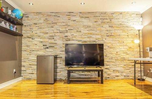 Brossard Apartment | Quiet convenient 2bdr 15min Drive to MTL