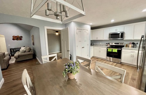 Bowling Green House | Quiet, Convenient, Spacious, and Fully Equipped