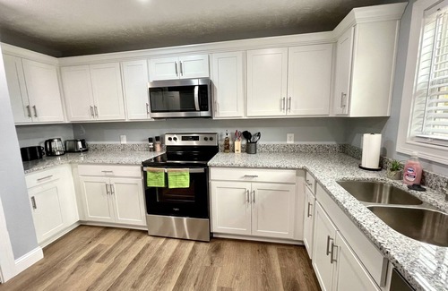 Bowling Green House | Quiet, Convenient, Spacious, and Fully Equipped