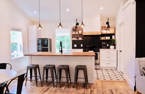 Bausman House | Quiet Cottage - Hot Tub and Creek mins from City