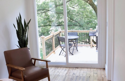 Bausman House | Quiet Cottage - Hot Tub and Creek mins from City