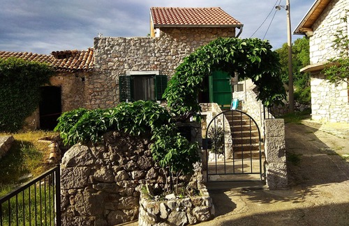 Novi Vinodolski Cottage | Quiet cottage in old village near the sea