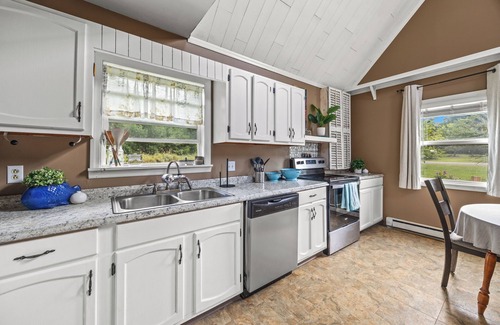 Bath House | Quiet cottage in the country with WiFi, AC