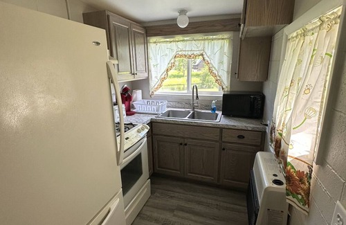 Glouster Cottage | Quiet Cottage in the heart of Burr Oak State Park.