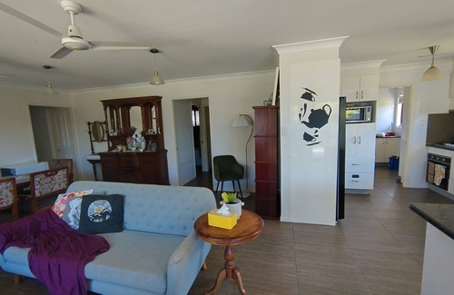 Biggera Waters House | Quiet cottage like family house tucked away in a convenient location