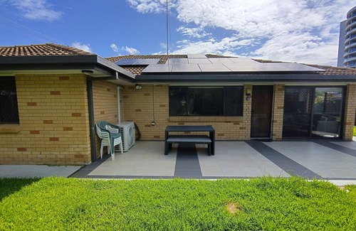 Biggera Waters House | Quiet cottage like family house tucked away in a convenient location