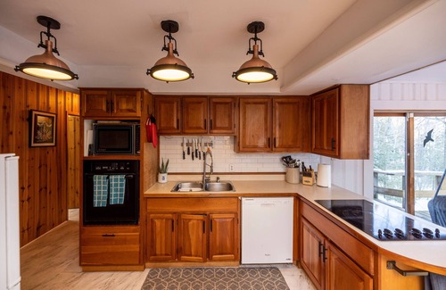 Novar Cottage | Quiet Cottage on Private Lake in Muskoka - Pets Stay Free!