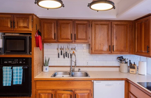 Novar Cottage | Quiet Cottage on Private Lake in Muskoka - Pets Stay Free!