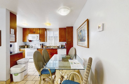 Eureka House | Quiet cottage on the bay with dog-friendly backyard & private dock - near beach