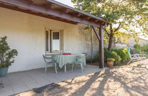 Le Landreau Cottage | Quiet cottage on vineyard, fireplace, wifi, baby equipment, near Nantes
