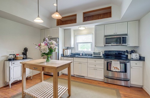 The Plains Cottage | Quiet Cottage Rental in The Plains w/Deck & Views