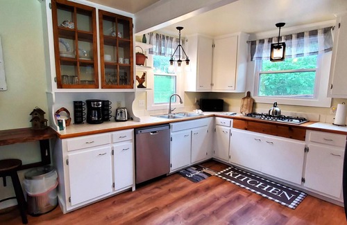 Eureka Springs House | Quiet, country 2 bedroom, 1 bath cabin with 2 optional attached guest apartments