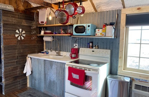 Pompeys Pillar Cabin | Quiet Country Burnt Cross Cabin close to Billings