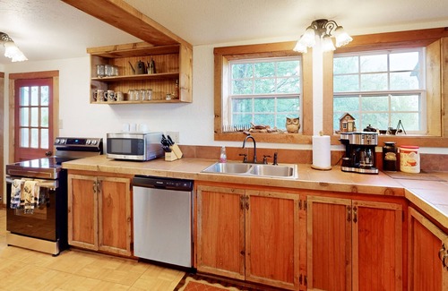 Groesbeck Cabin | Quiet country cabin with amazing views & access to stocked fishing ponds