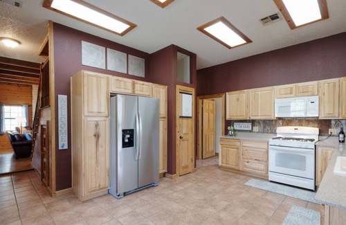 Oatmeal House | Quiet country charm 4-bedroom home with nature all around