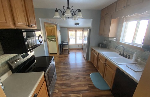 Tracy Cottage | Quiet Country Cottage 5 Minutes from Town!